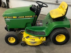 lot 11 image: John Deere LX176 Lawn Tractor