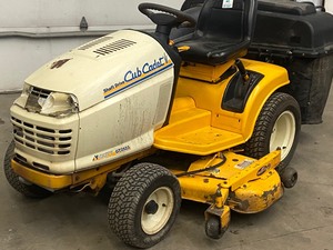 lot 9 image: Cub Cadet GT2523 Lawn Tractor