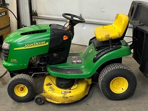 lot 2 image: John Deere L110-Automatic Lawn Tractor
