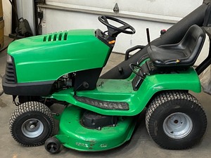 lot 3 image: John Deere Sabre Lawn Tractor