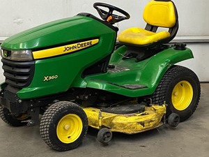 lot 1 image: John Deere X360 Lawn Tractor