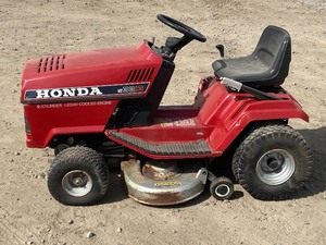lot 5 image: Honda HT3813 Lawn Tractor
