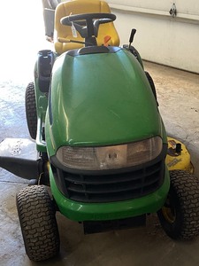 lot 3-A image: John Deere LA115 Lawn Tractor
