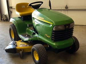 lot 1-C image: John Deere LT166 Lawn Tractor