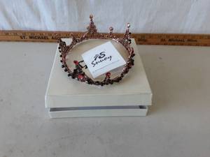 lot 29 image: Dress Up Crown