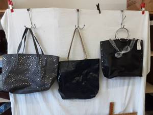 lot 40 image: Large Totes