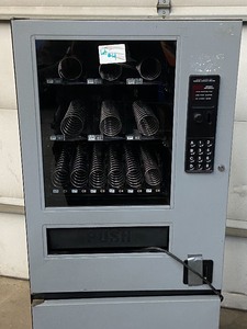 lot 4 image: Snackshop Snack Vending Machine