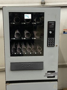 lot 6 image: Snackshop Snack Vending Machine