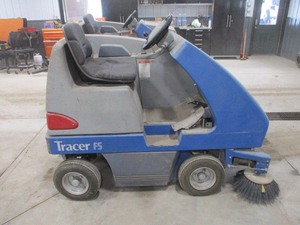 lot 1 image: TRACER FS RIDE ON ELECTRIC SWEEPER   TRACER AT RIDE ON ELECTRIC FLOOR SCRUBBER