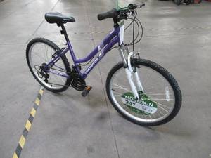 lot 11 image: Roadmaster 24 Girls Roadmaster 18-Speed Granite Peak, Purple Bike