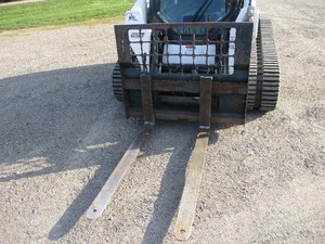 lot 4 image: BOBCAT PALLET FORKS