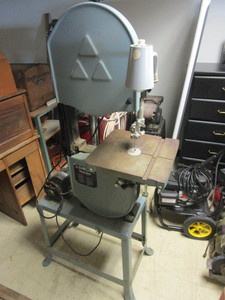 lot 702 image: DELTA BAND SAW