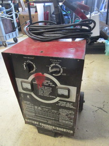 lot 712 image: BATTERY CHARGERBOOSTER & TESTER