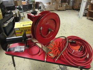 lot 722 image: AIR HOSE REEL, WALL MOUNT AIR HOSE REEL, ASSORTED AIR HOSES