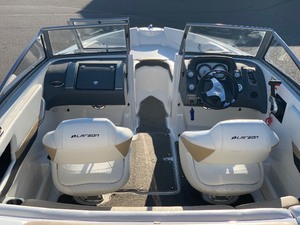 lot 1 image: 2012 Larson LX 950 Runabout