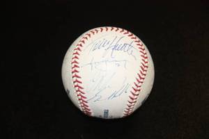 2005 Minnesota Twins Team Autographed Baseball  Torii Hunter