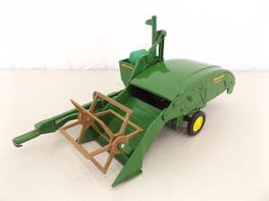 lot 24 image: Ertl 116 John Deere No. 12A Combine