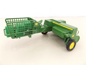 lot 26 image: Ertl 116 John Deere Baler