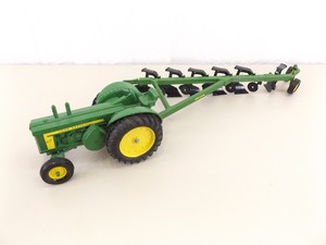 lot 28 image: Ertl 116 John Deere 820 Tractor and Plow
