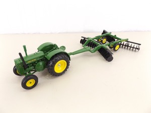 lot 29 image: Ertl 116 John Deere Model D Tractor and Mulcher