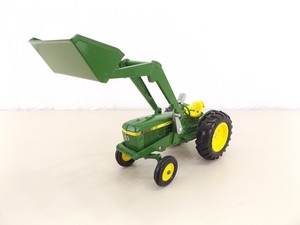 lot 30 image: Ertl 116 John Deere Front Loader Tractor
