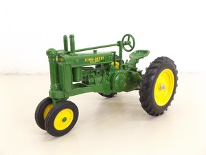 lot 31 image: Ertl 116 John Deere Model G Tractor