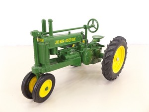 lot 33 image: Ertl 116 John Deere Model A Tractor
