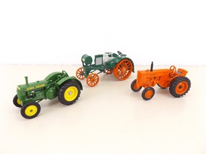 lot 35 image: 3 Ertl 116 John Deere Tractors