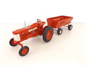 lot 36 image: Ertl 116 Farmall 350 Tractor and Wagon 