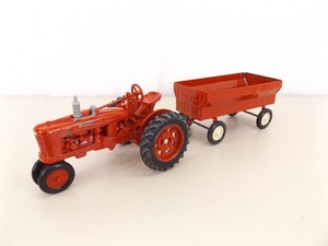 lot 38 image: Ertl 116 Farmall H Tractor and Wagon