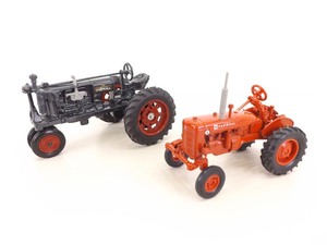 lot 40 image: Ertl 116 Farmall F20 and Super A Trators