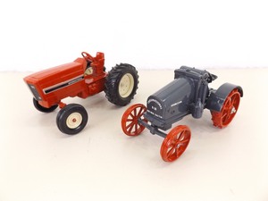 lot 47 image: 2&nbspErtl 116 International Tractors