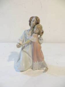 lot 27 image: Lladro Mother & Daughter (Good Night) Figurine