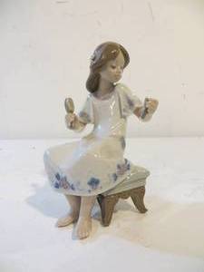 lot 29 image: Lladro Girl with Hairbrush AS-IS