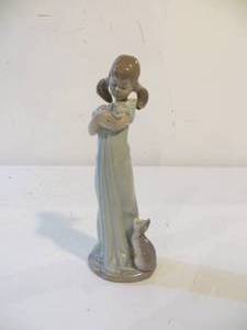 lot 31 image: Lladro Girl with Kittens (Dont Forget Me) Figurine AS-IS