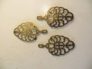 lot 41 image: 3 VINTAGE Brass Trivets 22