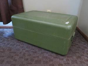 lot 17 image: VINTAGE Green Trunk