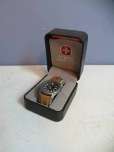 lot 83 image: Swiss Army Wristwatch 33