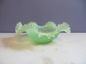 lot 142 image: VINTAGE Folded Rim Uranium Glass Fruit Dish