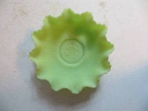 lot 143 image: VINTAGE Folded Rim Fenton Custard Dish