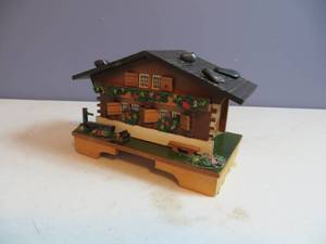 lot 146 image: VINTAGE Wind-Up Music Box