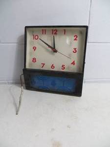 lot 176 image: VINTAGE Clock