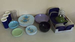 lot 299 image: Tupperware and thermo serve items