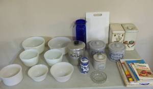 lot 309 image: Bowls and dishes