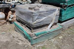 Lot of (2 Pallets) Paver Bricks 7x4.5x2.5in., 4.5x4.5x2.5in.