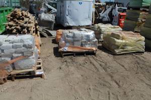 Lot of (6 Pallets) Retaining Wall Stones