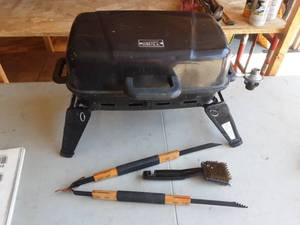 lot 24 image: Portable Gas Grill
