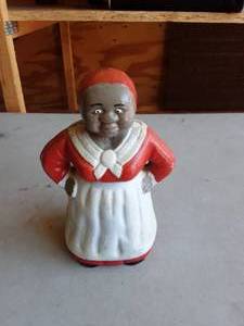 lot 1 image: Cast Iron Mammy