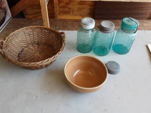 lot 4 image: 3-Blue Ball Canning Jars