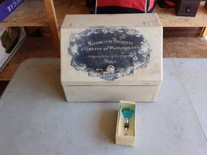 lot 7 image: Parisienne Box & Wine Bottle Stopper
